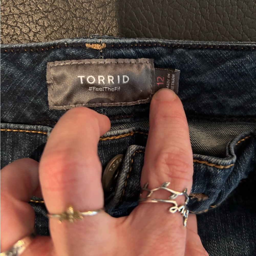 Torrid Feel the Fit 3.5 Inch Stretch High Rise Shorts, Denim, Jean-Size 12 - Picture 3 of 6